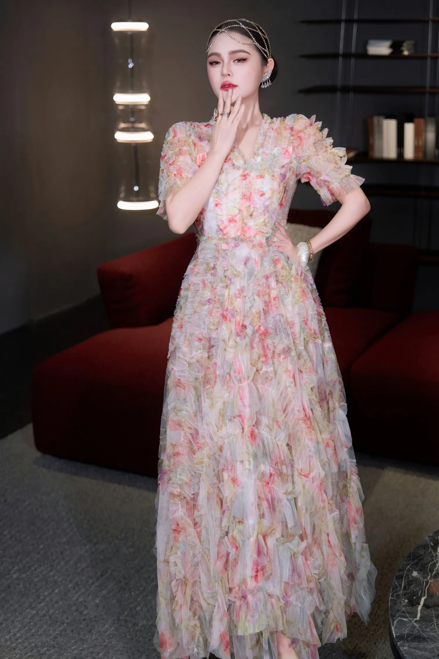 ชุดเดรสผู้หญิงดีไซน์เนอร์จากเมย์ยิธุน ชุดเดรสตาข่ายฤดูร้อน ชุดเดรสผู้หญิงทรงหรู คอวี แต่งระบาย แขนสั้น พิมพ์ลาย ชุดเดรสตาข่ายยาวสำหรับงานปาร์ตี้ MX