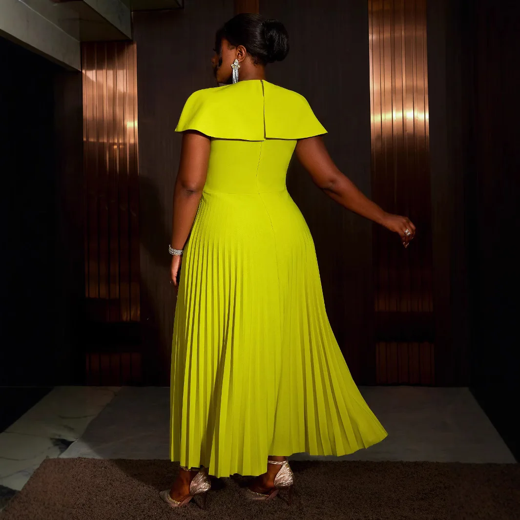 Abito con maniche a mantella con temperamento di grandi dimensioni Primavera Estate 2025 Abito da sera plissettato con ombreggiatura di carne per banchetti alla moda