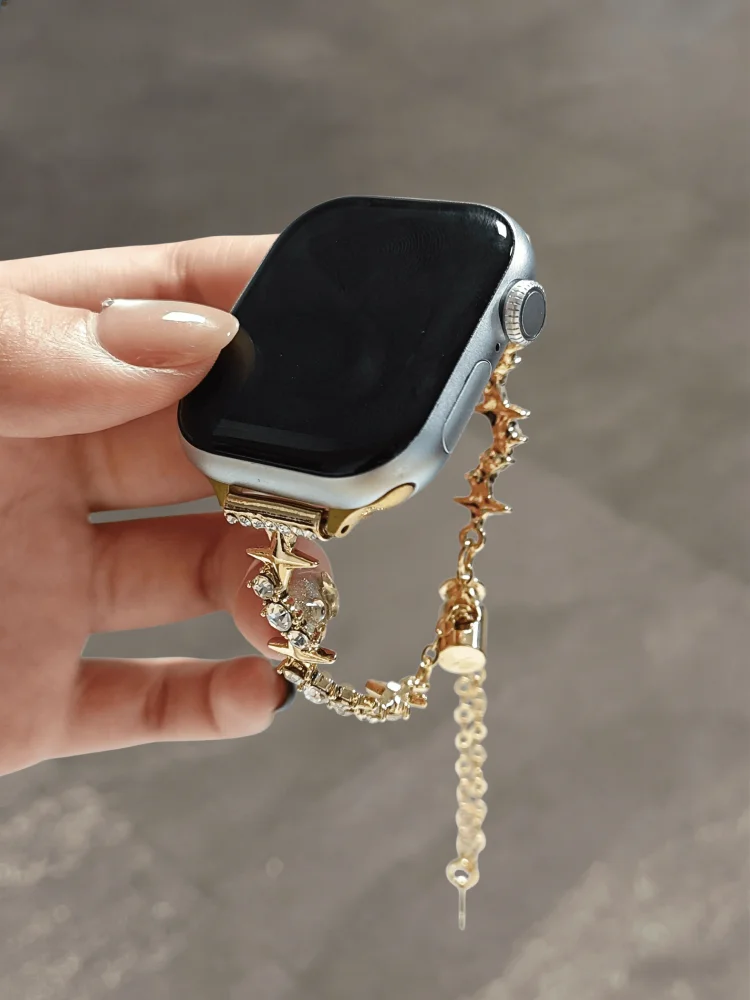 

Это стильный и изысканный ремешок для часов, совместимый с ремешками iWatch размерами 38 мм, 40 мм, 41 мм, 42 мм, 44 мм, 45 мм и 49 мм.