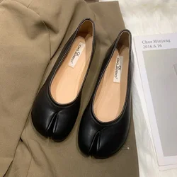 Nowe damskie buty Tabi modne czółenka wsuwane buty w stylu casual miękkie skórzane podeszwy mieszkania wygodne buty z rozcięciem na palcach Lady mokasyny w stylu retro