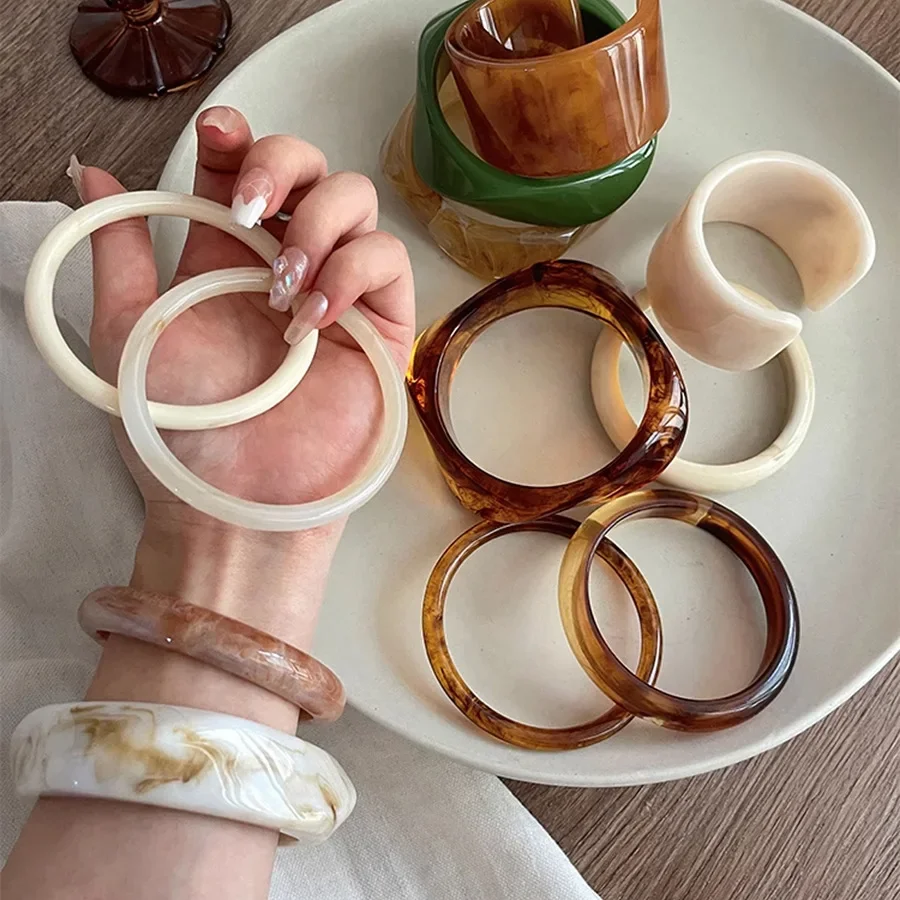Geometrisch geformtes, verdrehtes, unregelmäßiges rundes quadratisches Armband für Frauen, Statement-Armreif aus Harz, Paarschmuck, Sommergeschenke A1