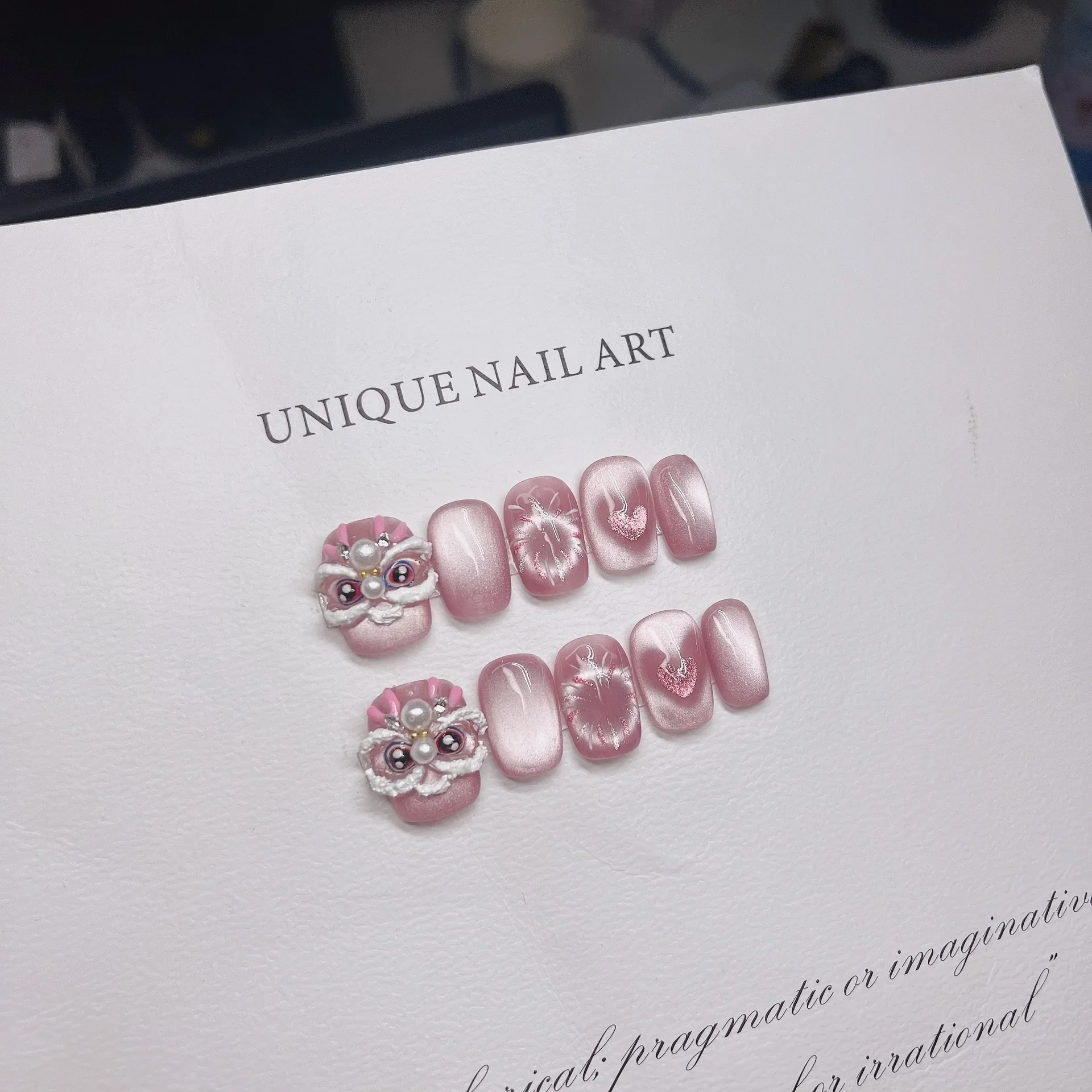 10 szt. Baletowe Paznokcie w Kształcie, Błyszczące Szampańskie Francuskie Różowe, Ręcznie Robione Paznokcie Artystyczne 3D z Wytłaczanym Lwem i Kocim Okiem, Sztuczne Paznokcie na Imprezę