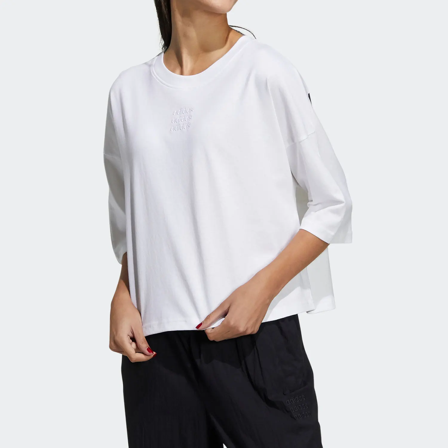 

Оригинальная женская повседневная спортивная футболка Adidas с коротким рукавом и новой вышивкой GP5431