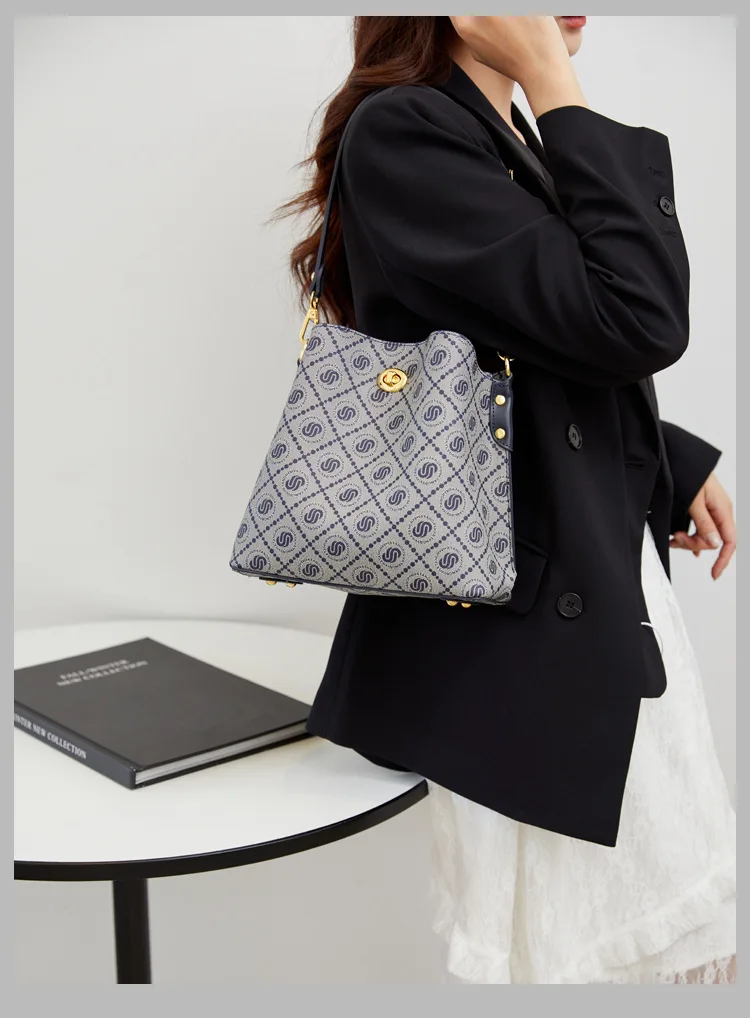 

2026 New Fashion Dopamine Printed Women's Bag Large Capacity Premium Messenger Bag Contrasting Color Commuter Bucket Bag