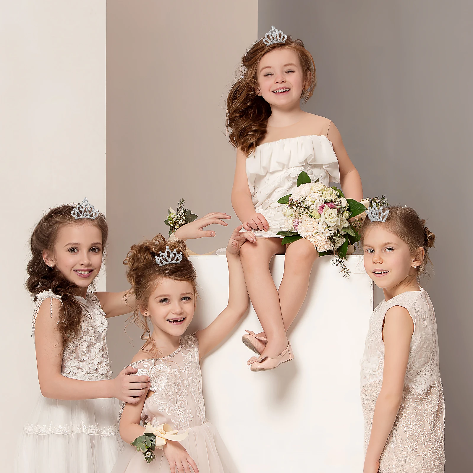 

4Pcs Kids Crown Comb Beautiful Shiny Rhinestone Design Match with Dress School Party Performance Photography Birthday Holiday