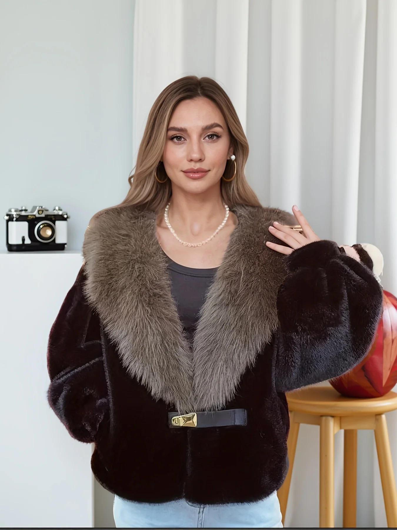 معطف فرو صناعي أنيق جديد مع زخرفة من الفرو الصديق للبيئة - سترة شتوية قصيرة للنساء، عصرية وأنيقة