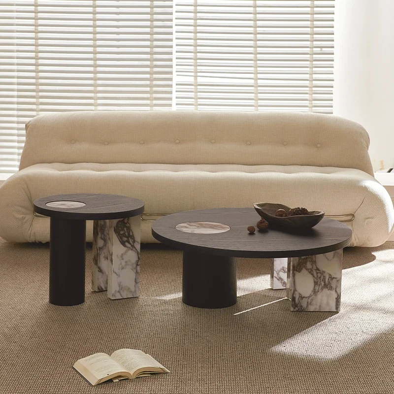 شقة صغيرة لغرفة المعيشة، فندق إيطالي بسيط، حجم راقي، بلاطة صخرية بولغاري باللون الأسود