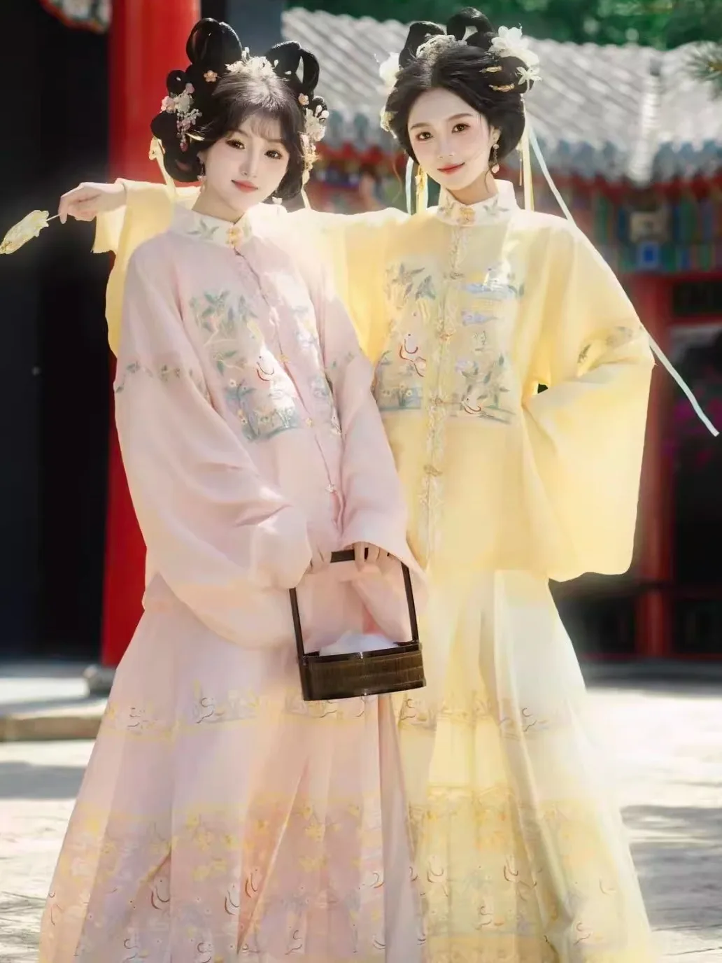 set-hanfu-ricamato-autunno-inverno-per-migliori-amiche-stile-dinastia-ming-gonna-con-colletto-alto-e-maschera-outfit-coordinati-per-sorelle