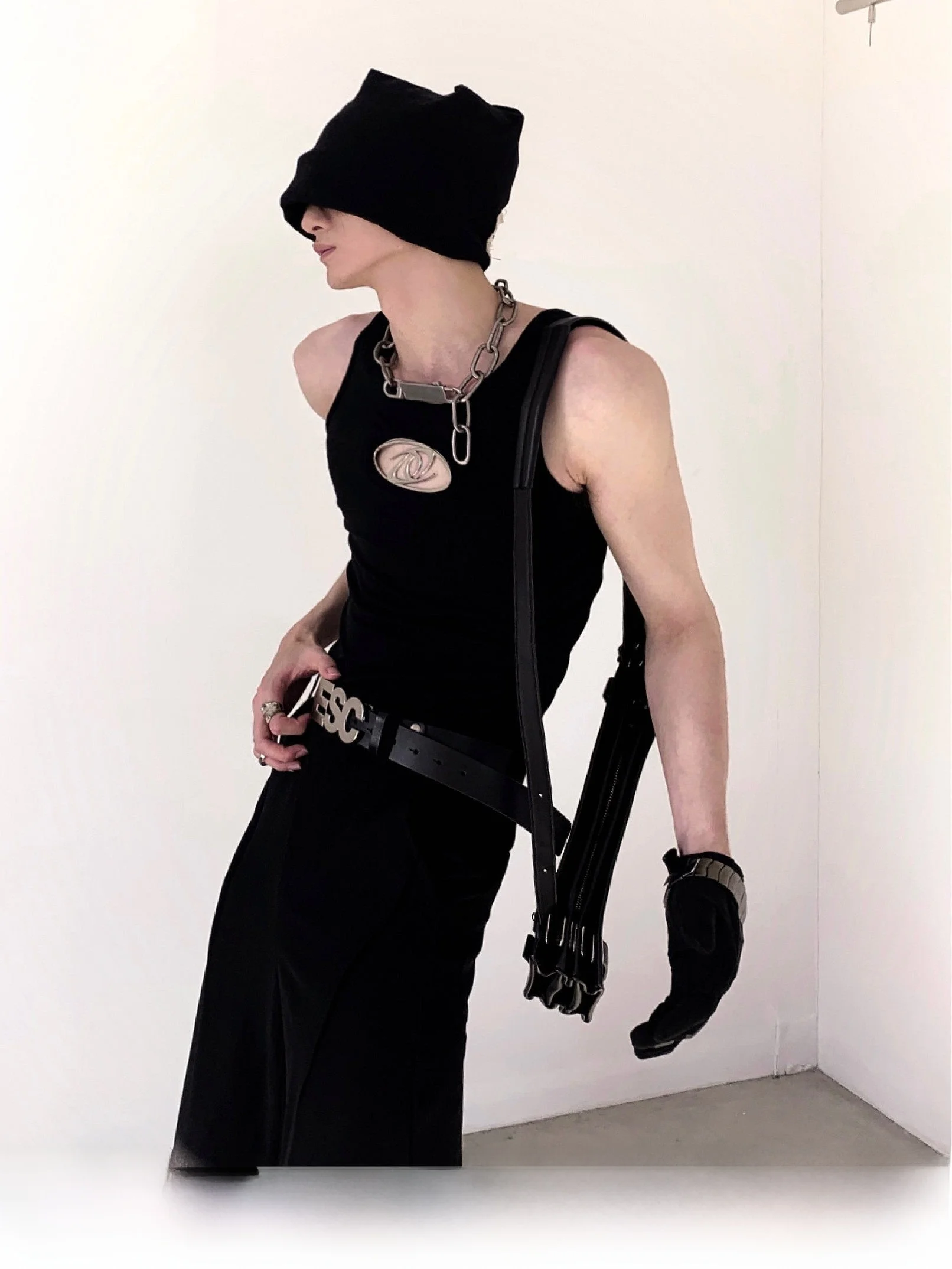 

Youth Fashion Metal Design Hollow out Slim Fit Sleeveless Tank Top for Men Black Casual Wear Summer Season round Neck T-Shirt