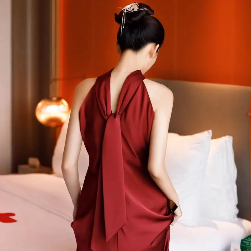 Burgunderrotes Toastkleid der Braut mit einem Gefühl der Raffung 2025 Neues schmales Neckholder-Hochzeitsabendkleid