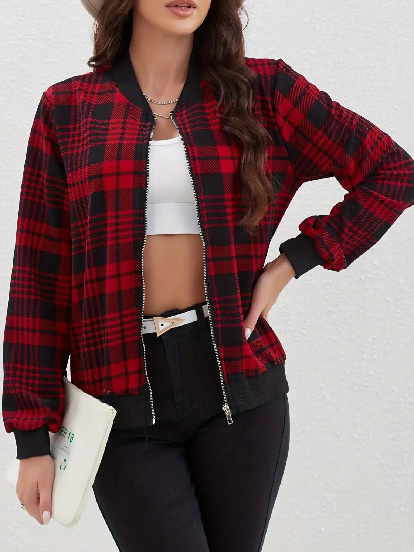 Damska kurtka bomberka w czerwono-czarną kratę z zamkiem błyskawicznym, codzienna odzież wierzchnia na wiosnę i jesień