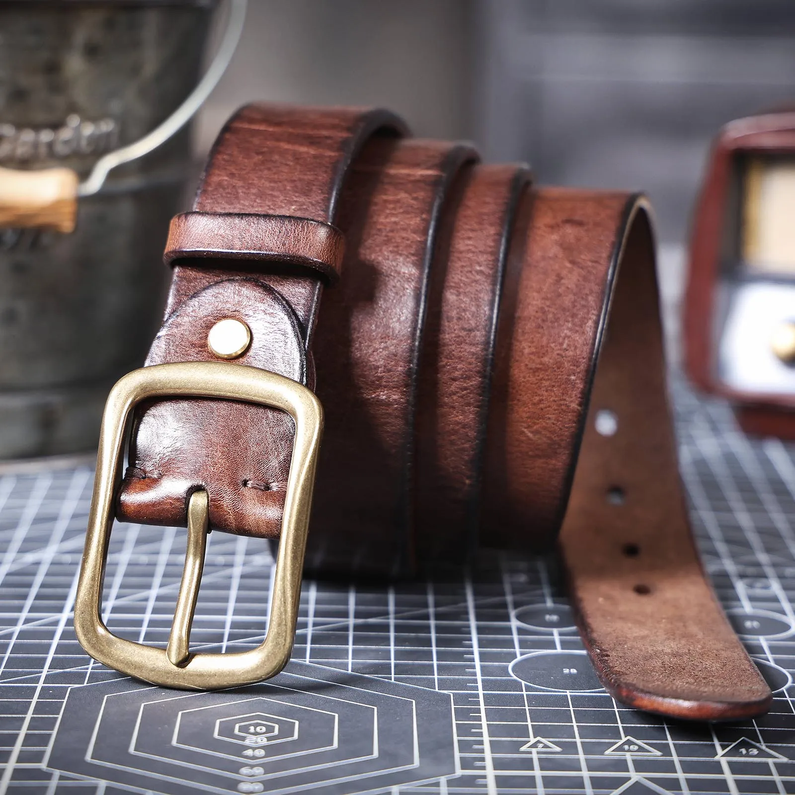 Vintage Echtleder-Herrengürtel mit Massiver Messingschnalle, Lässiger Dornschließen-Gürtel mit Geschenkbox, Verstärktes Italienisches Rindsleder – Detail 14