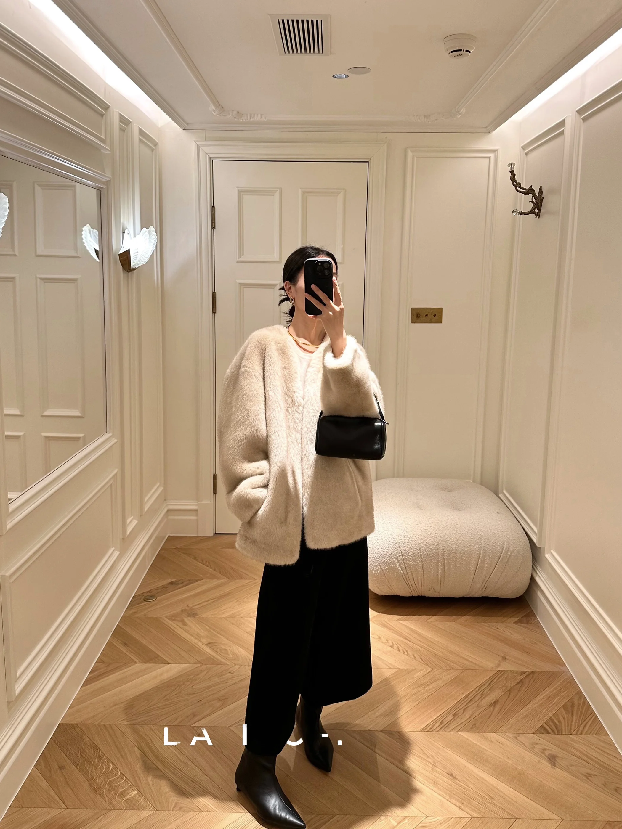 

Элегантное свободное пальто средней длины с V-образным вырезом без манжет из экологичного меха от DALII OFFICIAL: утепленная женская верхняя одежда для повседневной носки