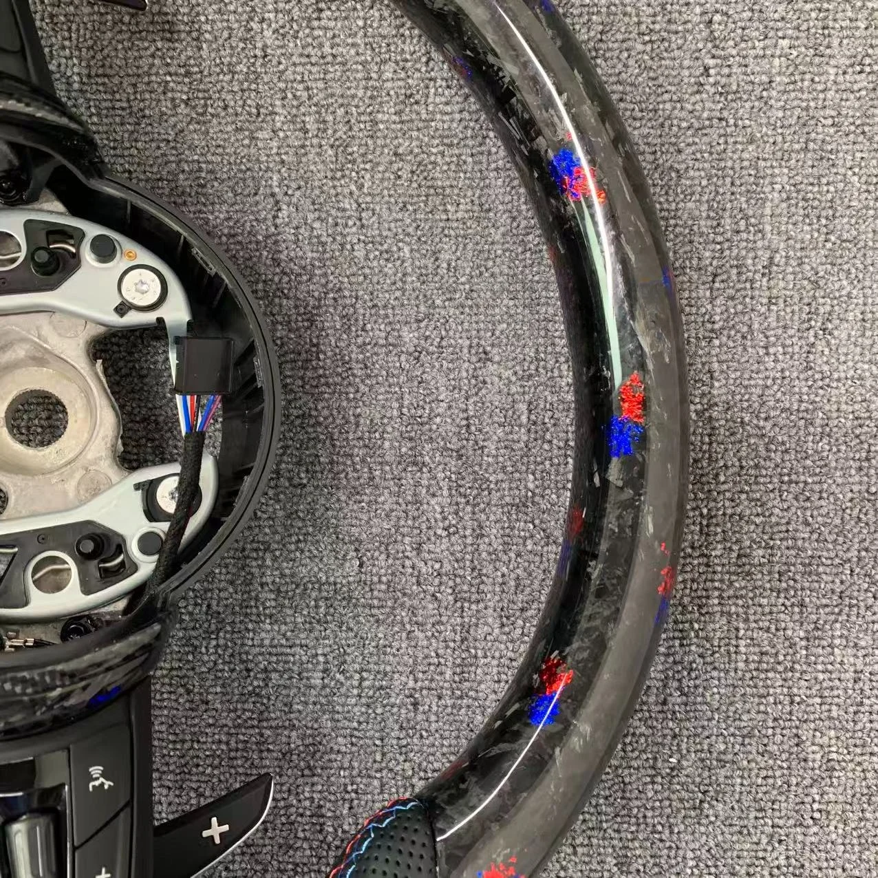 Blauer Geschmiedeter Carbon-Lenkradrahmen für BMW F10 M5 F30 M4 F82 M3 F80 M2 M1 M3 M6 X3m X5m X6m F02 F45 F32 Zubehör – Detail 4