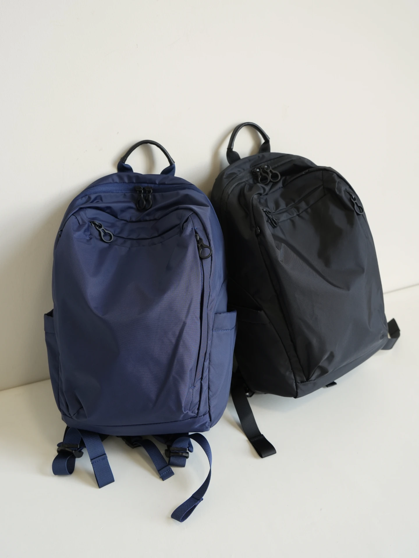 sac-a-dos-en-nylon-leger-et-resistant-a-l'eau-grande-capacite-sac-de-voyage-multi-couches-style-decontracte-double-bretelle-fermeture-a-glissiere