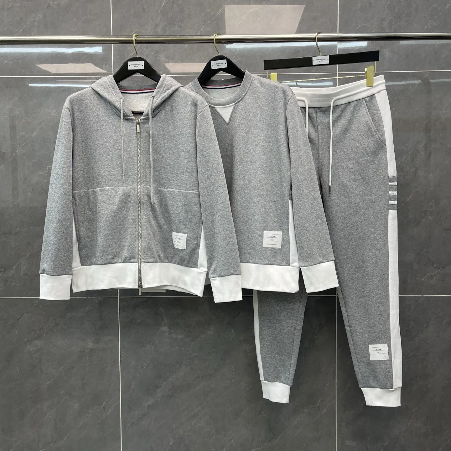 

Комплект из серии Casual Sport: Новинка осени, белый, с четырьмя полосками по бокам, унисекс, модный, с длинными рукавами, хлопок.