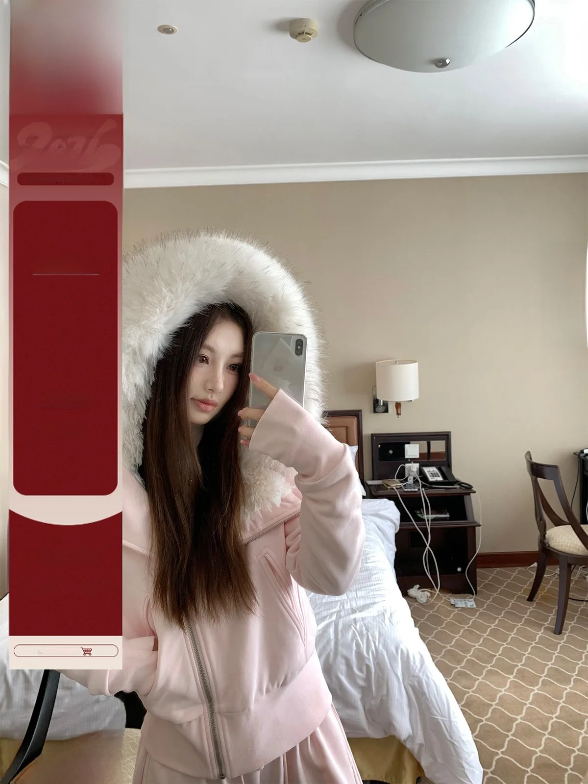 

Комплект из двух предметов: пальто с высокой талией, меховым воротником и капюшоном на молнии, а также повседневные брюки для женщин. Зимняя мода.