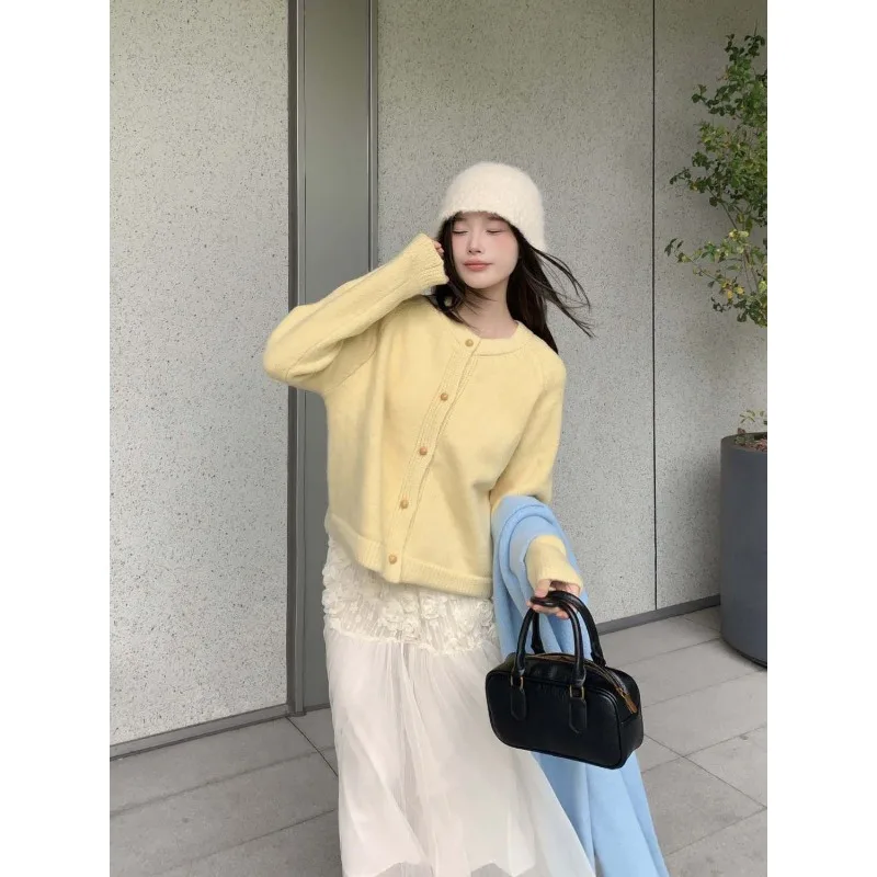 Nowy kardigan 2025 podkreśla Twoją osobowość, słodki styl. Luźny krój, mieszanka wełny, modny materiał.