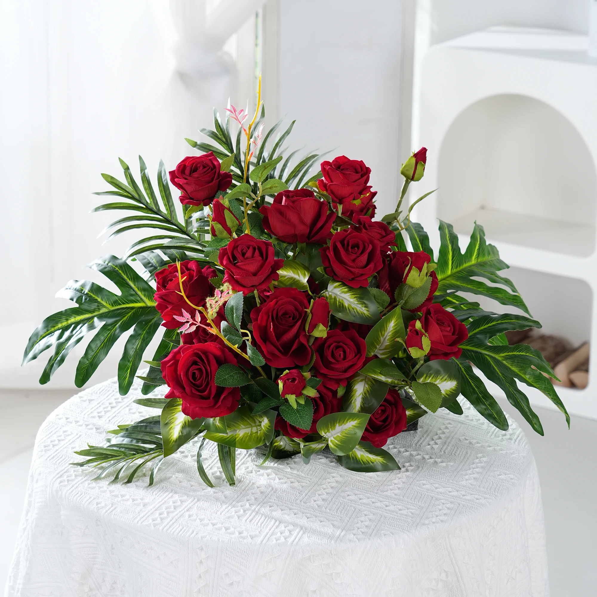 زهرة اصطناعية مزيفة لتزيين مأدبة غرفة اجتماعات الفندق وطاولة طعام مستديرة لتزيين الطاولة