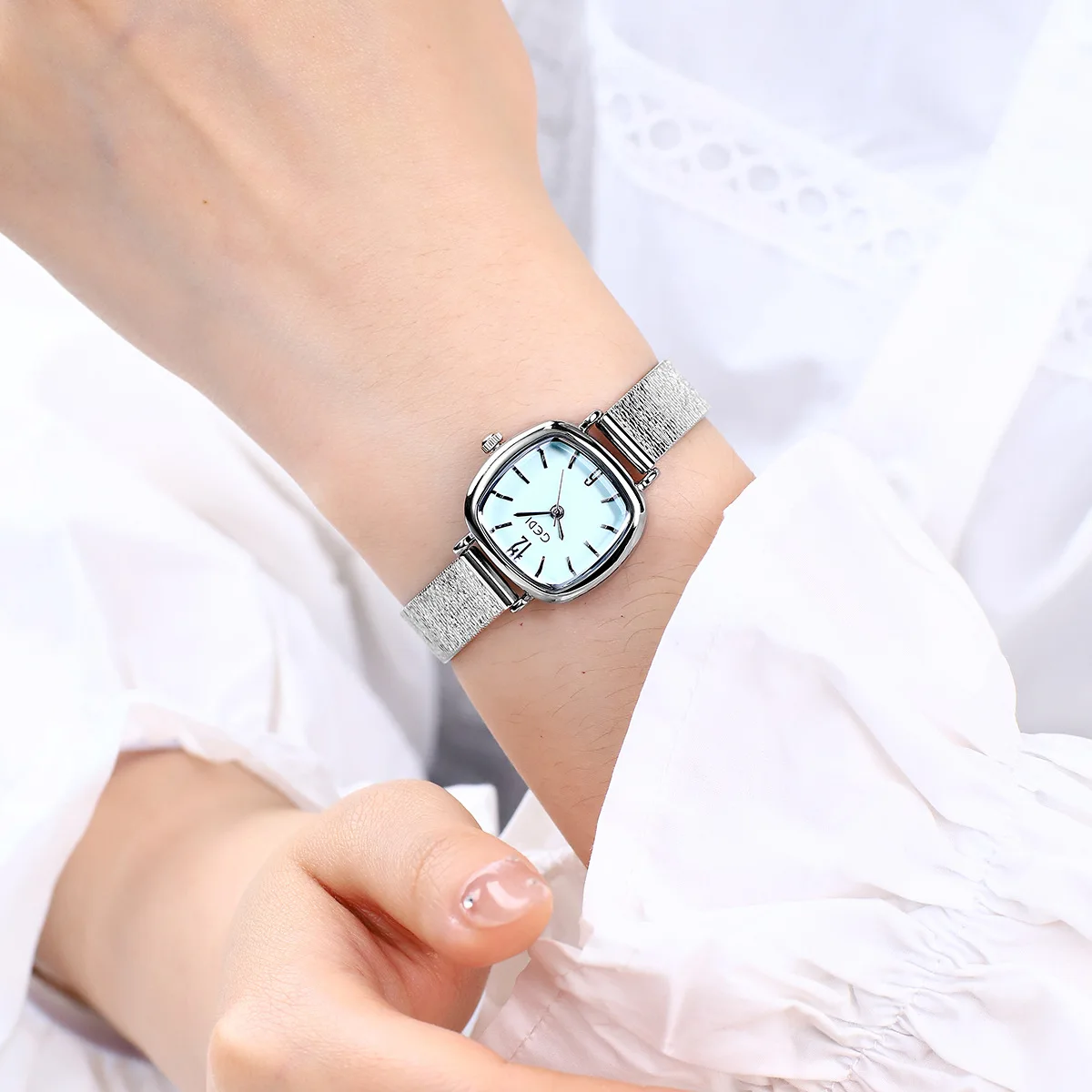 UTHAI 61018 CQ492 ساعة نسائية رائعة جديدة ذات قيمة جمالية عالية، حزام مقاوم للماء من الفولاذ المقاوم للصدأ، ساعة كوارتز مربعة