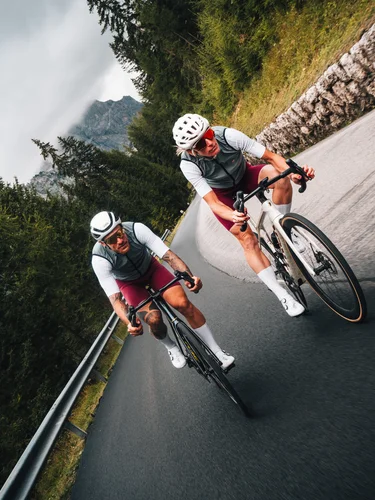 Imagen 2 del producto DAREVIE-Chaleco de ciclismo a prueba de viento para hombre y mujer, chaleco impermeable con cremalleras bidireccionales, cortavientos para ciclismo, bolsillos con cremallera trasera