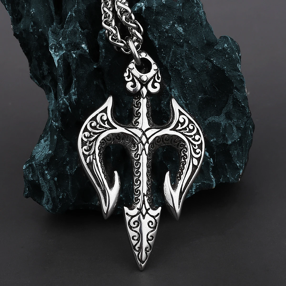 

Retro Personality Poseidon Trident Stainless Steel Pendant Unisex Creative Temperament Pendant Necklace Accessories Wholesale