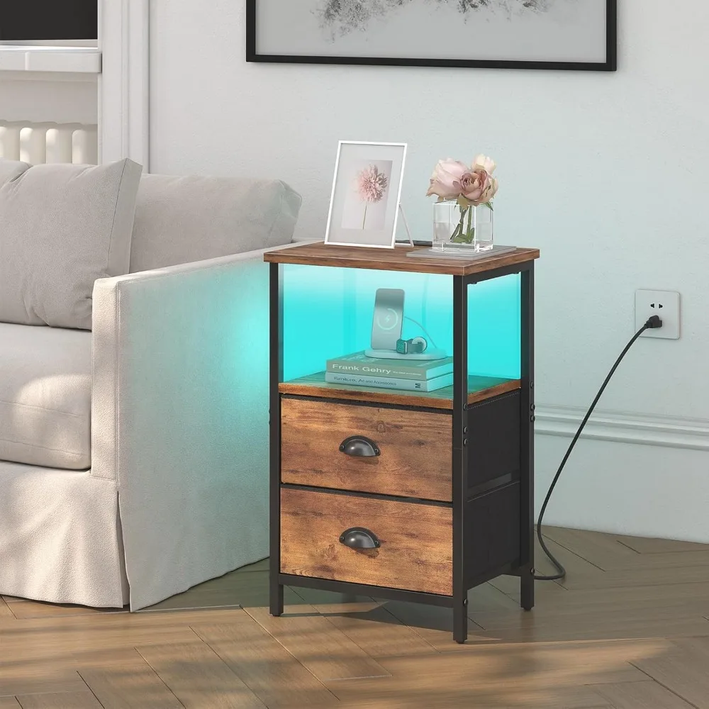 زوج من طاولات النوم الصناعية ذات الطراز العتيق مع أدراج قماشية، وحدة تخزين متعددة المستويات، وإضاءة LED، ومنفذ شحن