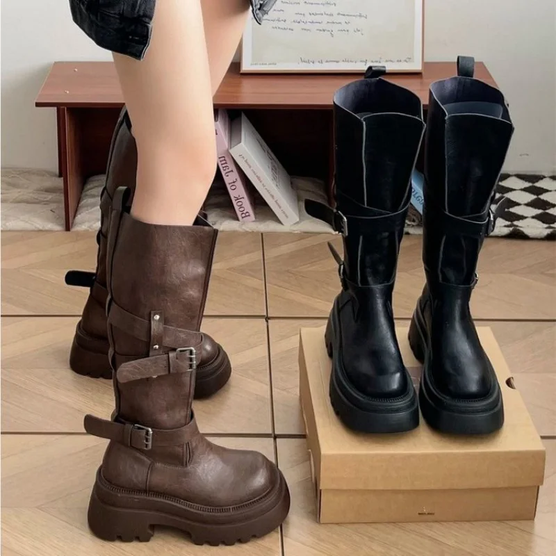 2022 Herbst/Winter Braun-Schwarze Leder-Overknee-Stiefel mit Gürtelschnalle – Retro-Reitstiefel mit klobigem Absatz und hohem Vergrößerung in mittlerer Länge