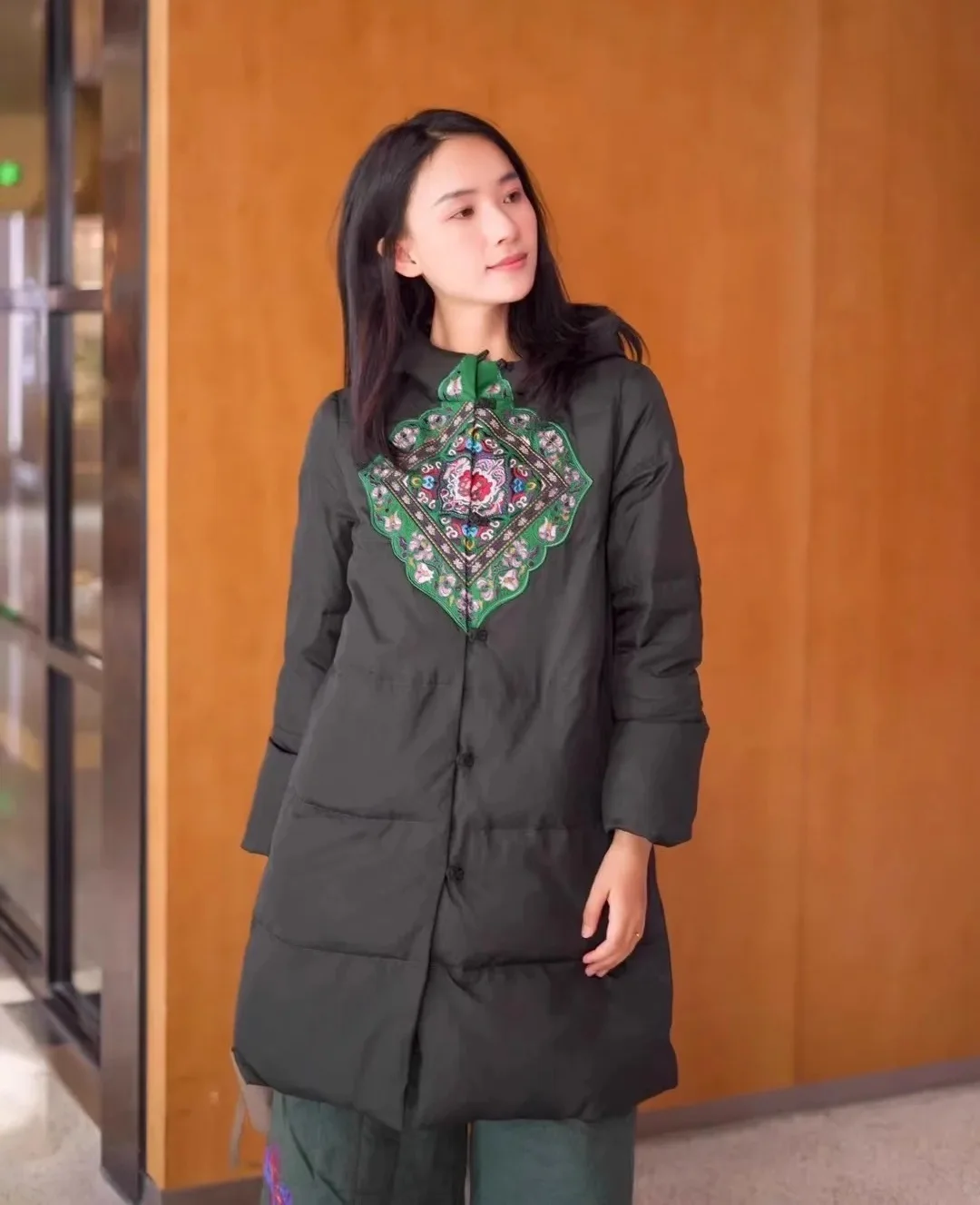 Luxury women's feather coat 90% duck down jacket Warm Winter jacket with hooded Vintage embroidery black down jacket