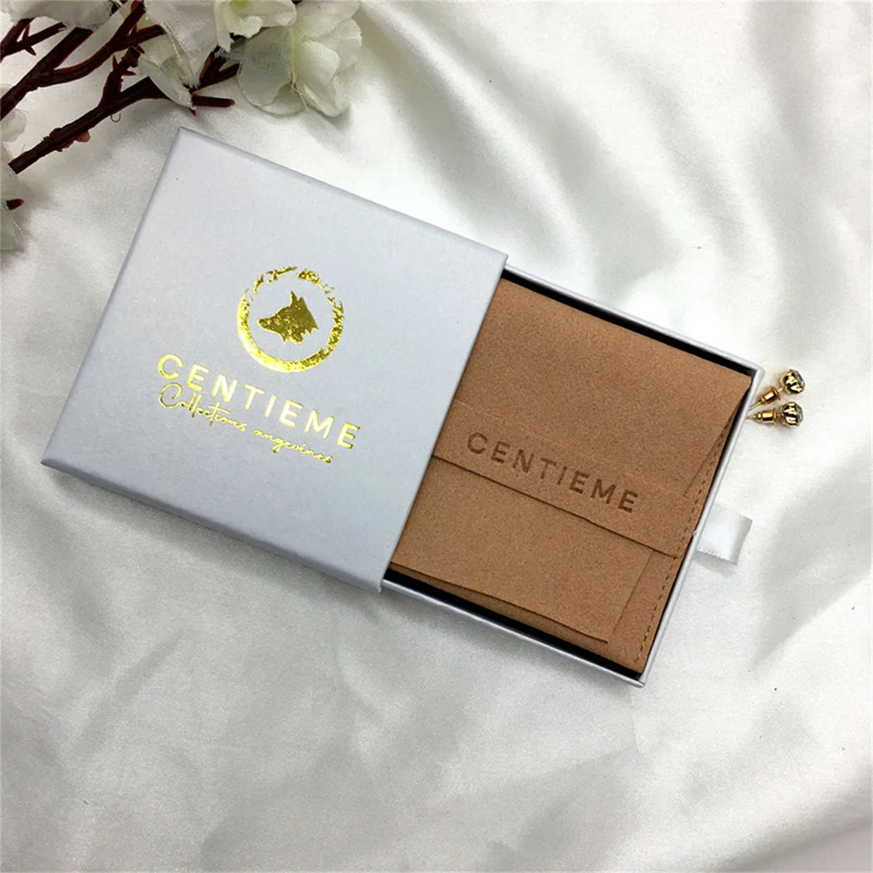 

50 шт., бежевый ящик для ювелирных изделий с логотипом 9x9x2,5 см, с замшевой микрофиброй 8x8 см, подарочная сумка, серьги, конверт, мешочек