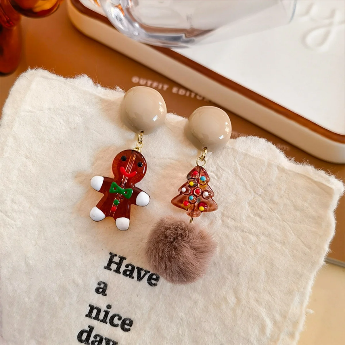 Pendientes colgantes para vacaciones de Navidad, pendientes colgantes asimétricos con bola de felpa de árbol de jengibre de cristal de resina para mujeres y hombres, joyería navideña