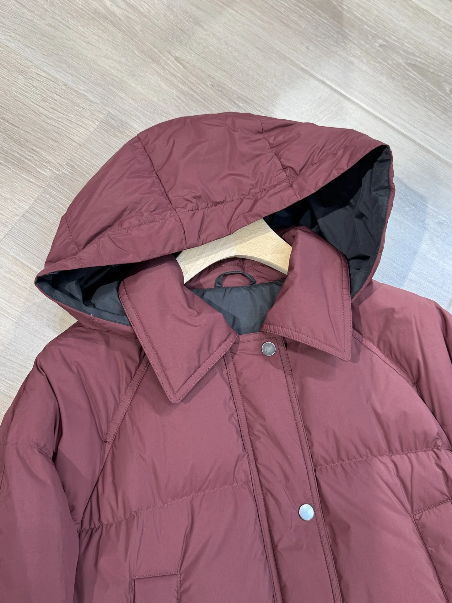 سترة بغطاء للرأس بتصميم مبطن غير رسمي لخريف وشتاء 2025 عالي الجودة للنساء