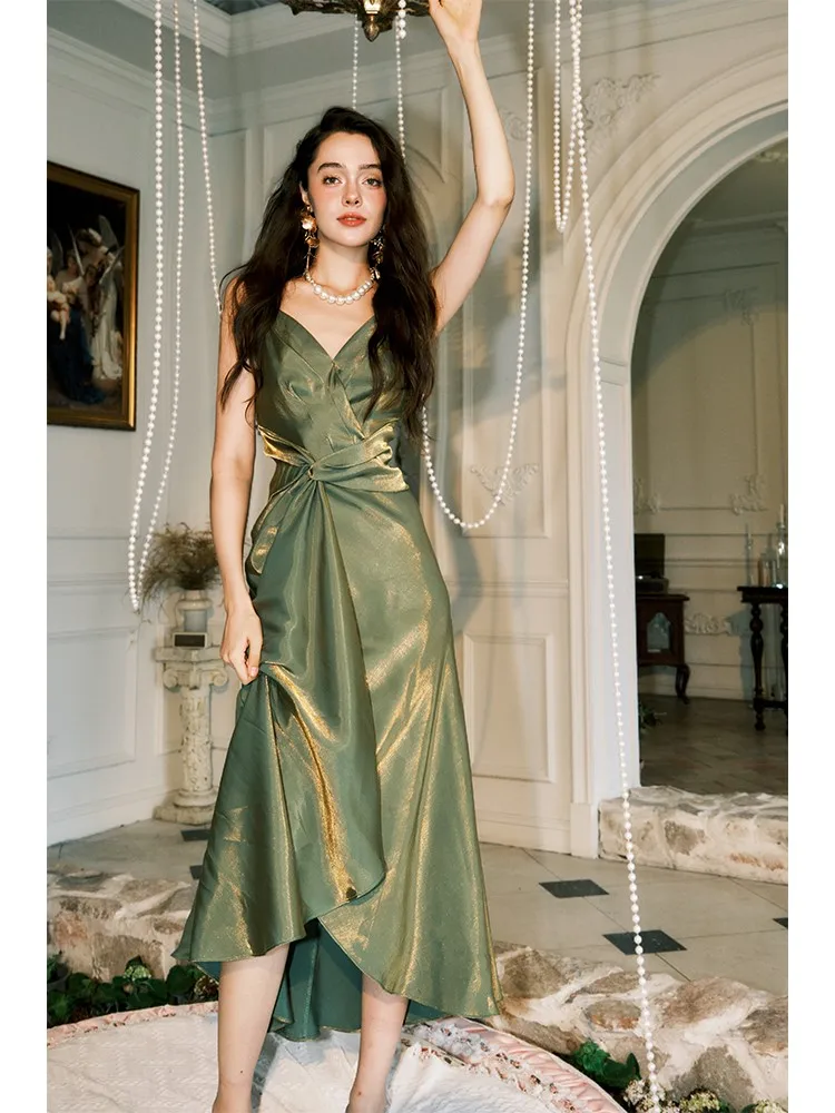 

A new style of elegant green waist-cinching and bright-looking halter dress