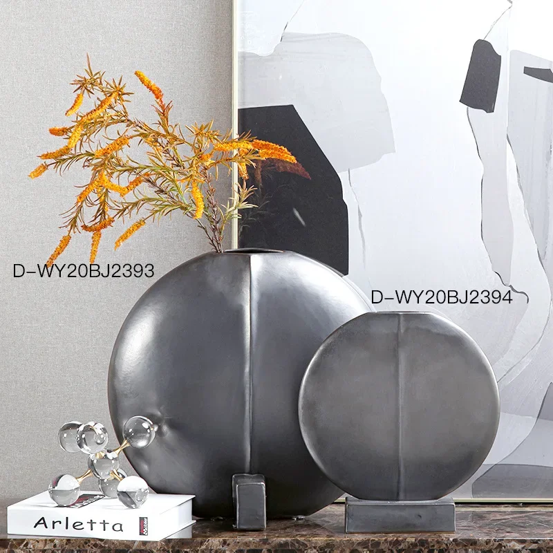 

Ceramic vase, retro and old Japanese ornaments in the model room, simple black round and flat flower ware