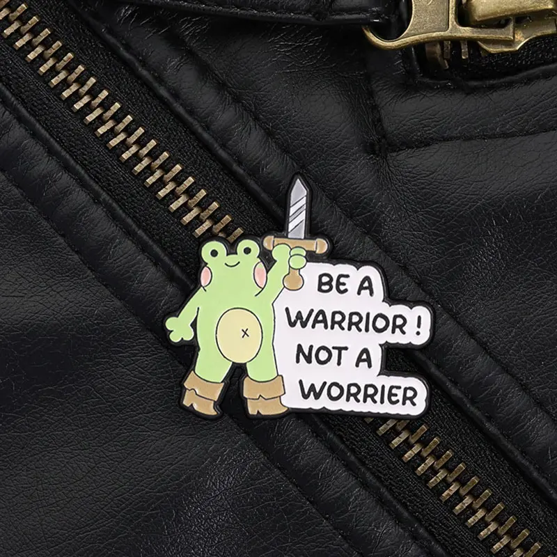 Broche émaillée motivante « Frog Warrior », « Soyez un guerrier, ne soyez pas un inquiet» pour les étudiants et l'encouragement quotidien