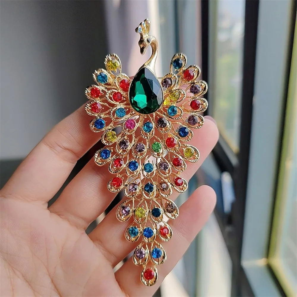 

Elegant Vintage Golden Peacock Brooch Light Luxury Niche Design Suitable for Wedding Parties Bouquets Wearing