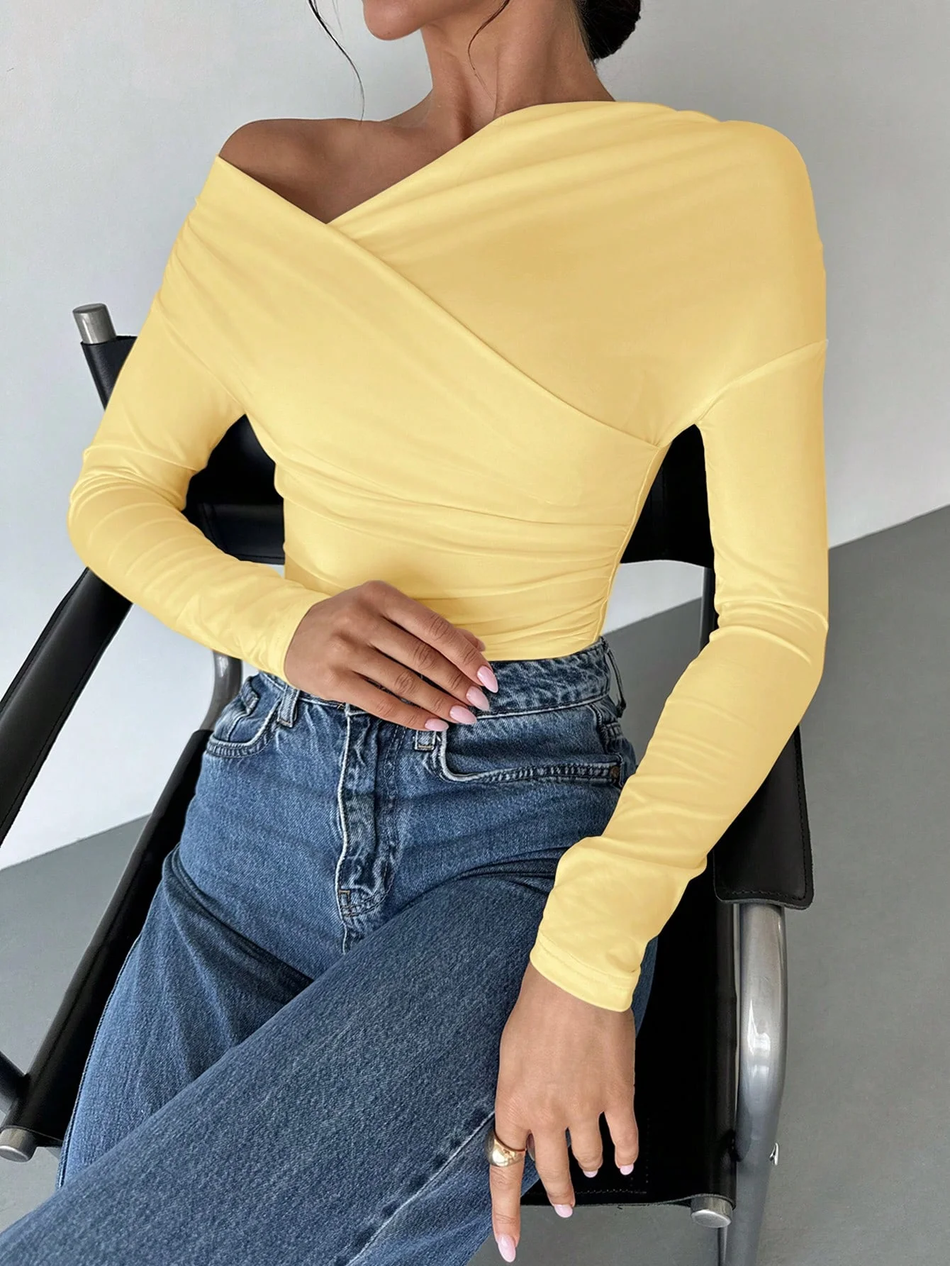 بلوزة نسائية ربيعية جديدة غير رسمية بلون سادة على طراز فتاة مثيرة مكشوفة الكتف وأكمام طويلة #5