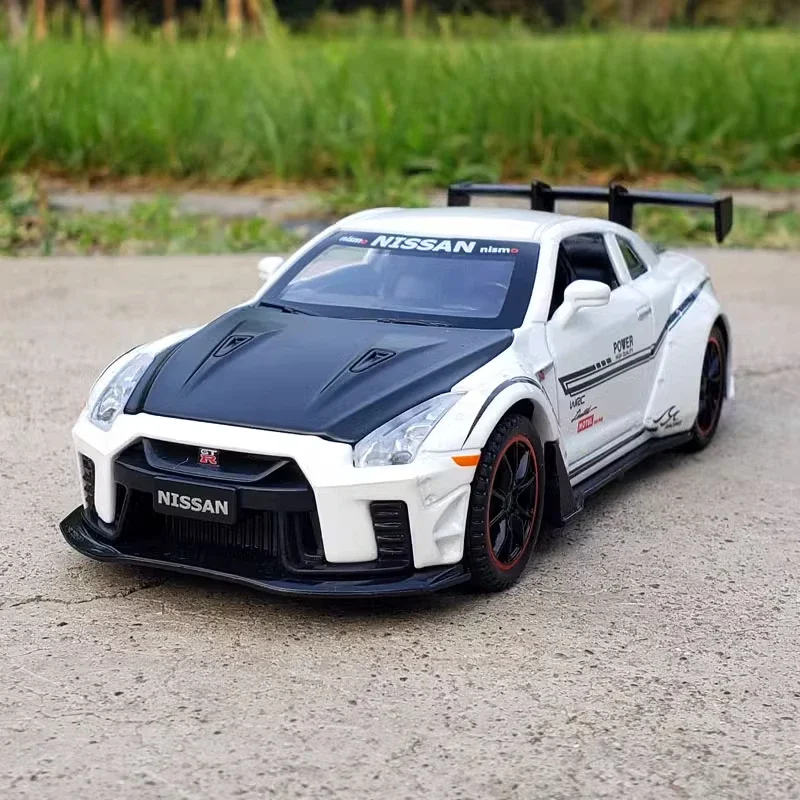 1:32 Nissan GTR R35 sports car High Simulation Diecast Car Metal Alloy Model Car Children\'s toys collection gifts A298