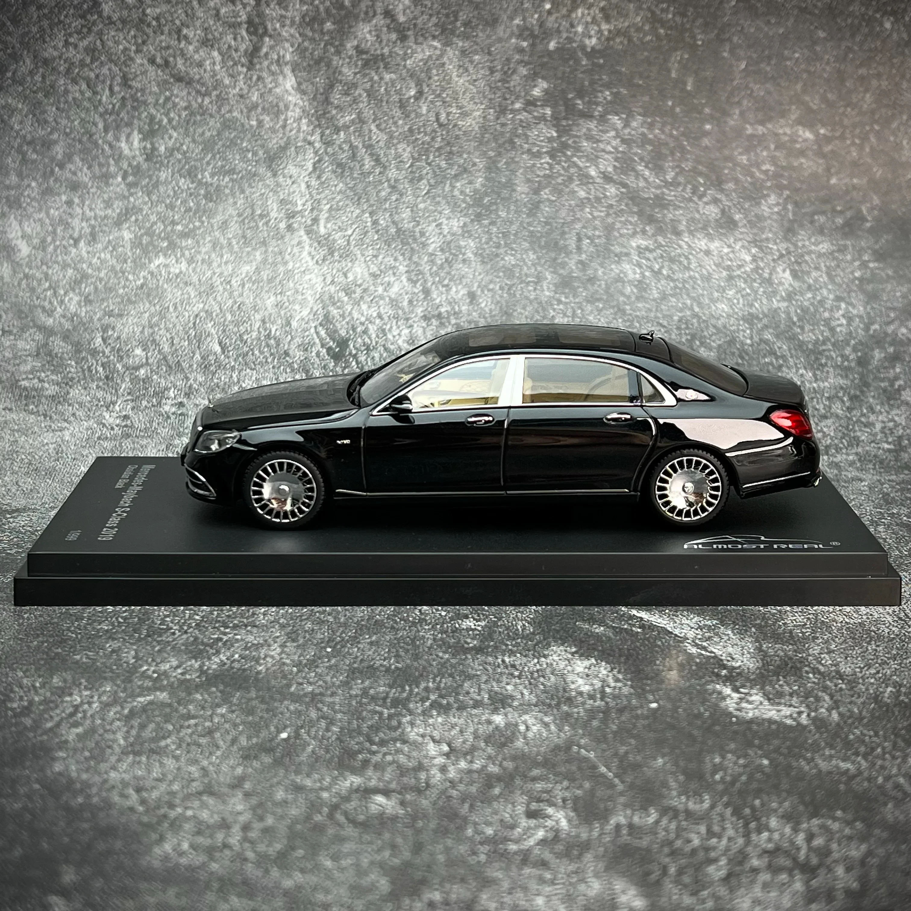 1:43 Mercedes-Benz Maybach S-Class 2019 die-cast alloy model, children\'s collection toy car model, gift for friends.