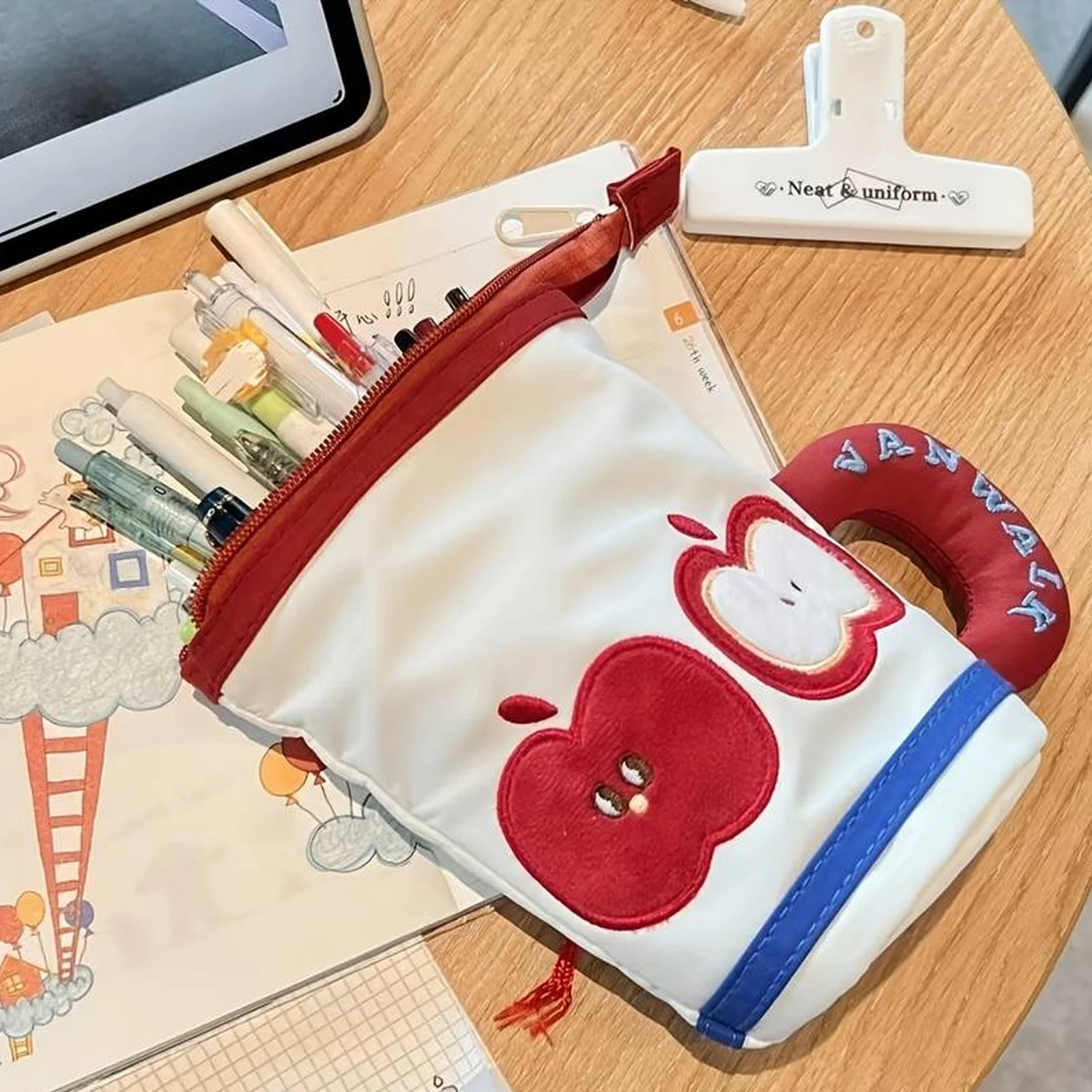 Creative cup-shaped large-capacity pencil case, cute cup pen holder, high-looking and practical student stationery storage bag, multifunctional desktop storage tube, portable makeup bag, practical gift for birthdays