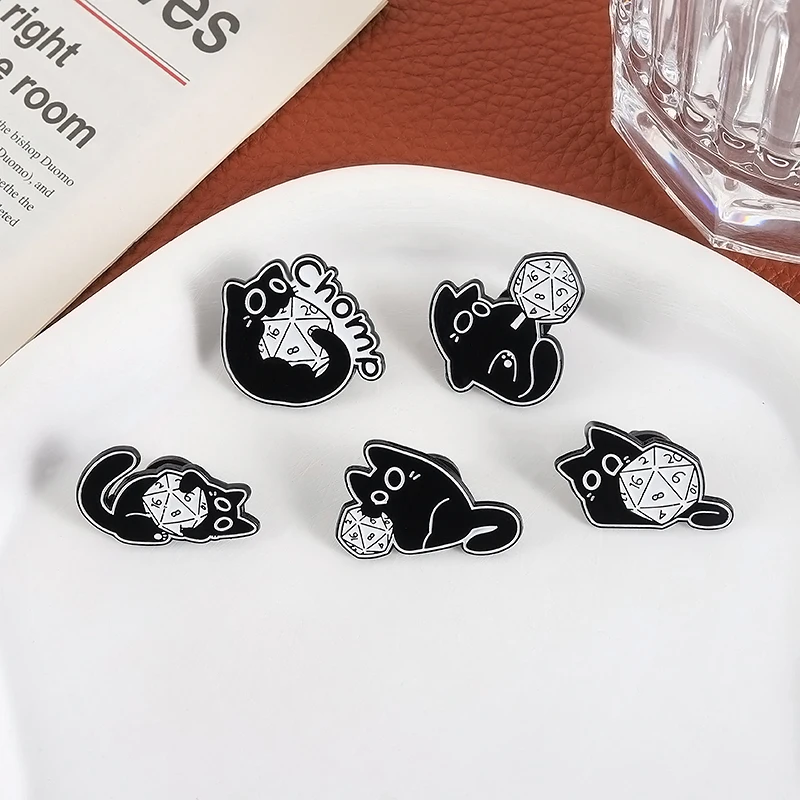 الكرتون عيون كبيرة القطط السوداء المينا دبابيس كول آر بي جي لعبة النرد لطيف هريرة الحيوان دبابيس شارة التلبيب مجوهرات هدايا للأصدقاء #4