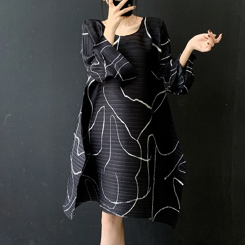 مياكي مطوي فستان محكم من عند الصدر ويتدلى بشكل واسع المرأة 2025 موضة جديدة مخطط طباعة الجولة الرقبة جرس الأكمام فضفاضة أنيقة منتصف طول تنورة