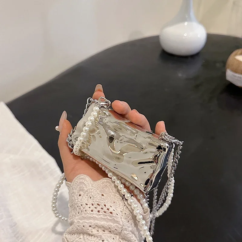 

Stylish Square Clutch Bag For Women - Minimalist Crossbody Messenger Featuring Retro Design Premium Leather And Gold-Tone
