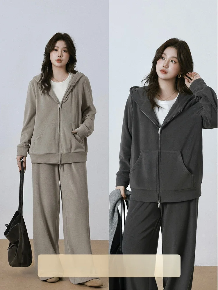 

Комплект: женская толстовка-кардиган больших размеров с флисовой подкладкой и повседневные брюки с высокой талией для полных женщин. Зимняя мода.