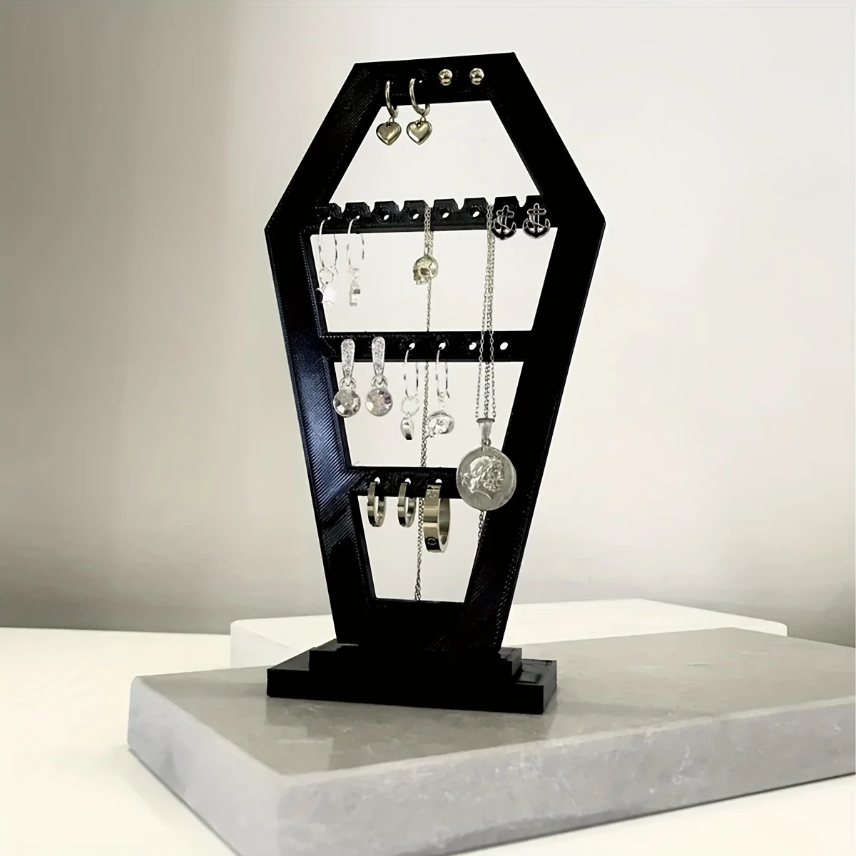 Gotischer Sarg-Ohrringhalter Schwarz Schmuckorganizer mit Löchern Desktop-Ohrringständer für Gothic-Heimdekoration Halloween-Geschenk – Detail 3