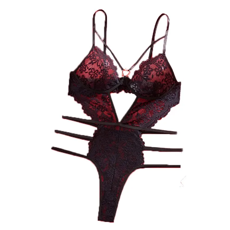 

Комплект эротического белья больших размеров: прозрачное кружевное боди с открытой промежностью, глубоким V-образным вырезом и бюстгальтером, экзотическая одежда