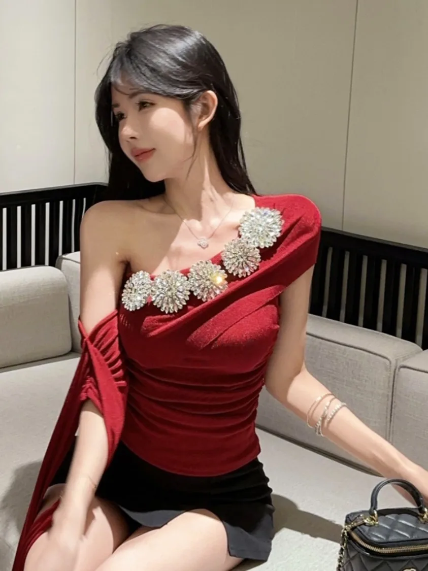 T-shirt a maniche corte con nastro a spalle scoperte con colletto inclinato in rilievo retrò francese per le donne T-shirt stile hotgirl slim fit