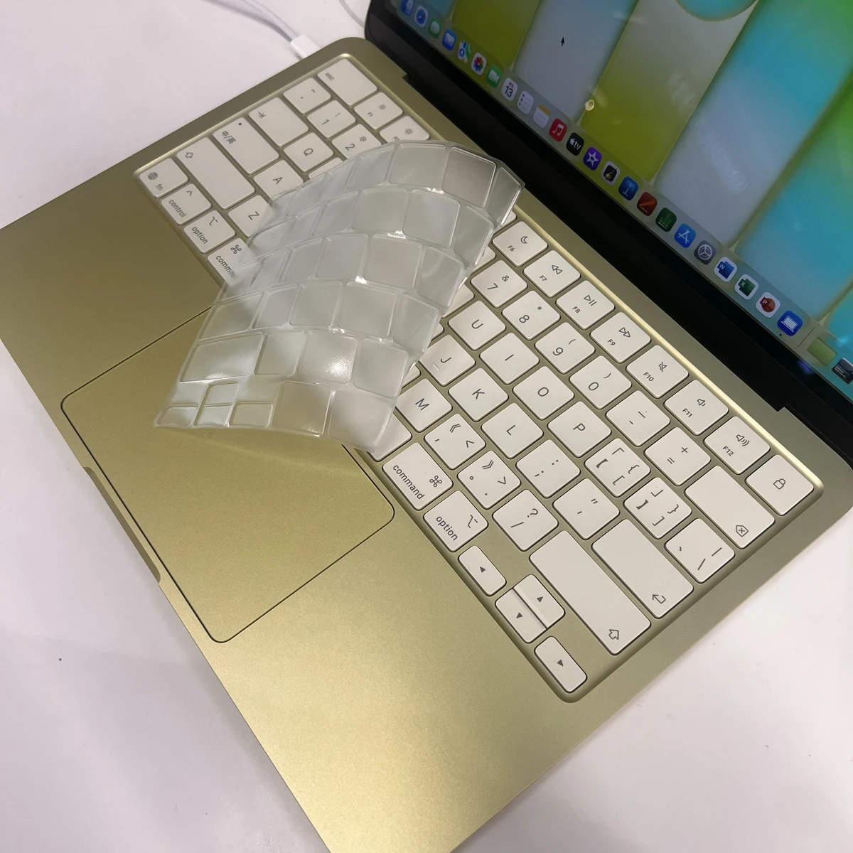 EooCoo Copritastiera Compatibile con MacBook Neo 13 (A3404,A18 Pro)2026 | [Colore corrispondente 100%] Compatibile con Mac Neo 13, Protezione Poggiapolsi e Trackpad Adesivo, EU Layout TPU Indaco
