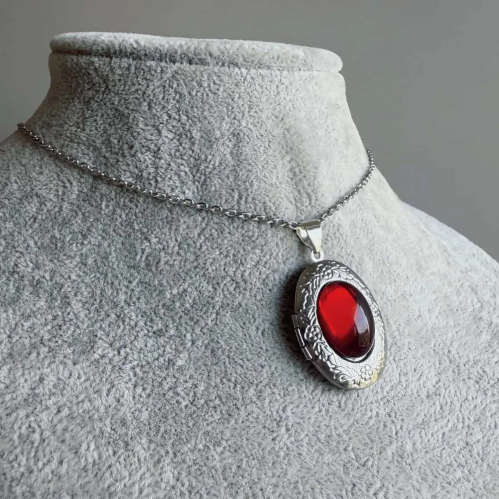 Romantic Victoria Relief Pattern Oval-shaped Ruby Crystal Photo Box Pendant Necklace for Women Halloween Party Wizard Jewelry