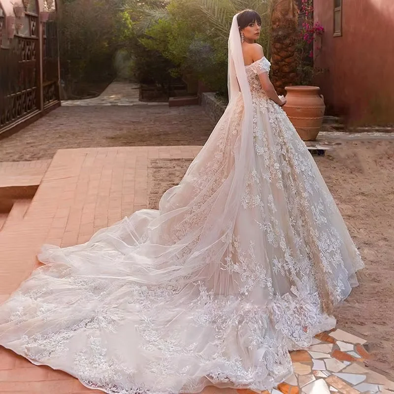 Robe de mariée trapèze en dentelle, personnalisée, élégante, de luxe, épaules dénudées, avec traîne cathédrale, 2026